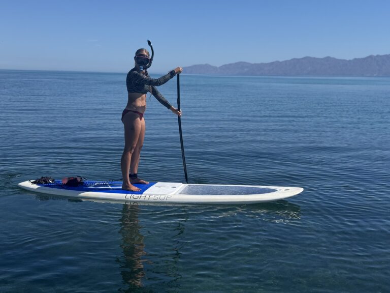 woman suporkeling in la ventana
